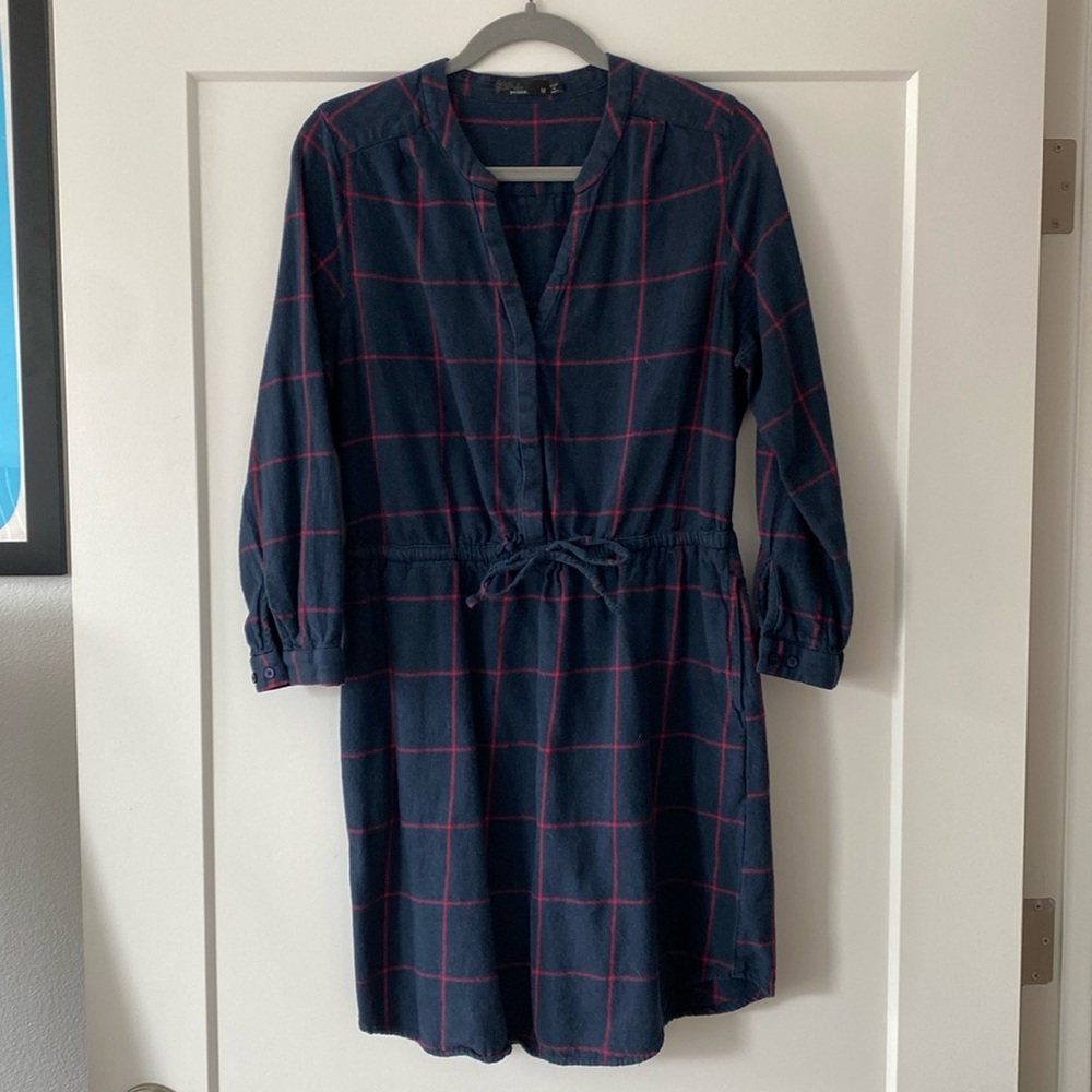 EUC prAna loops to pines navy blue and red flannel shirt dress
